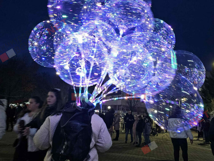Грейнаха светлините на най-голямото живо Коледно дърво в Европа 