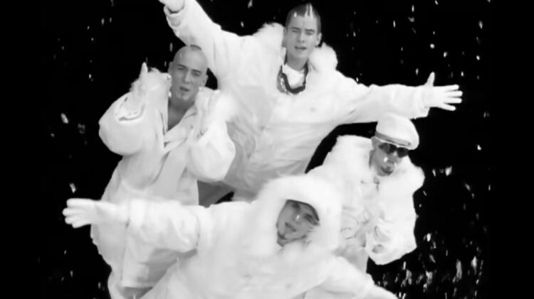 East 17 преиздават своя коледен хит „Stay Another Day“
