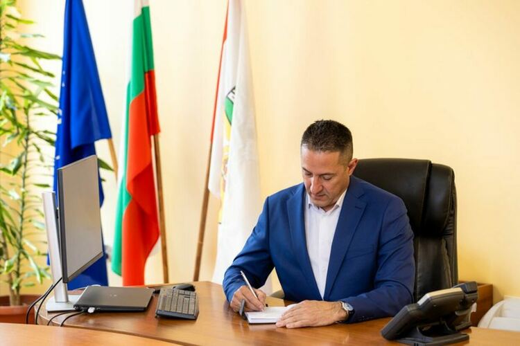 Kметът на Община Радомир Кирил Стоев, обяви 3 януари 2025г.  за неучебен ден