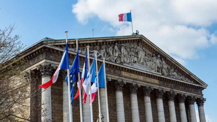 Френското правителство може би изживява последните си часове