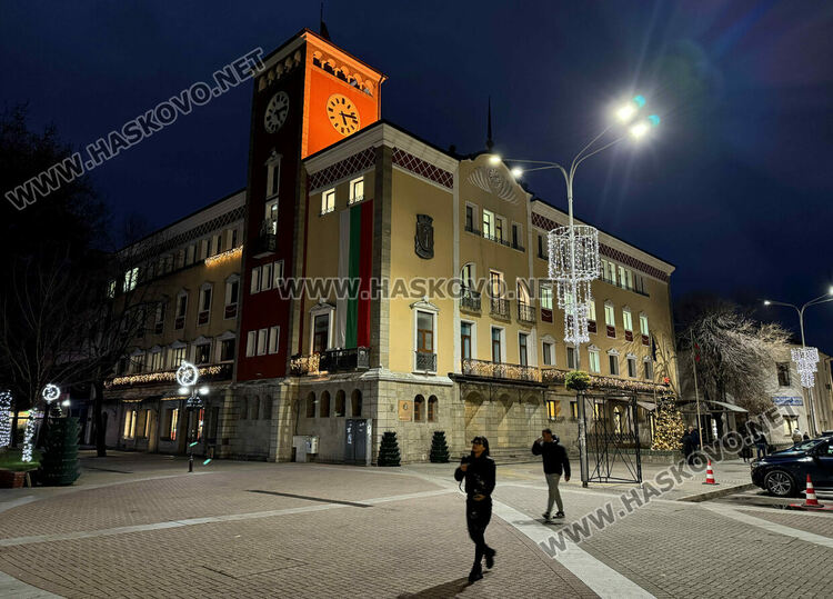 Коледен „Звезден тунел“ и над 130 хиляди лампички озаряват различни обекти в Хасково