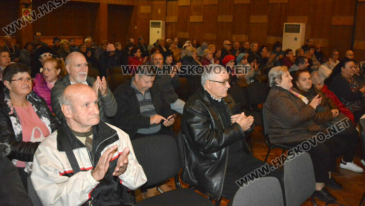 Народни изпълнители веселиха хора с увреждания в Хасково