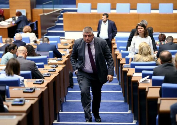 Неработещият парламент: 26 законопроекта отлежават в деловодството на Народното събрание