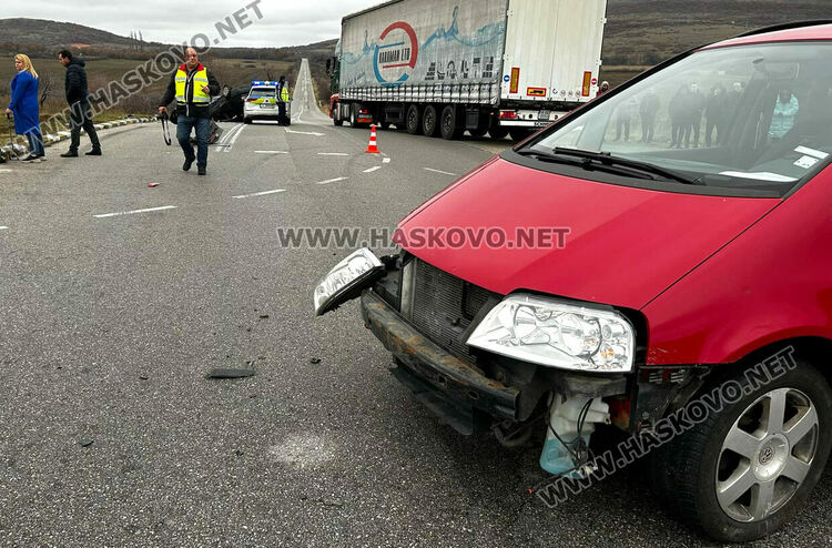 Водач загина при катастрофа между два „Фолксвагена“