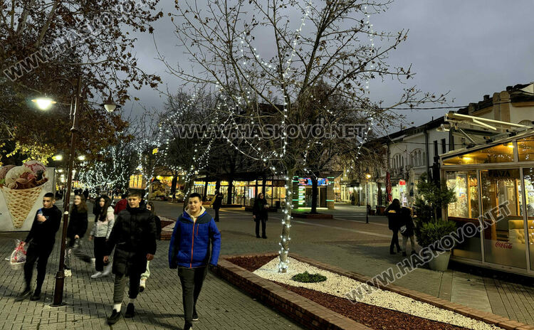 Коледен „Звезден тунел“ и над 130 хиляди лампички озаряват различни обекти в Хасково