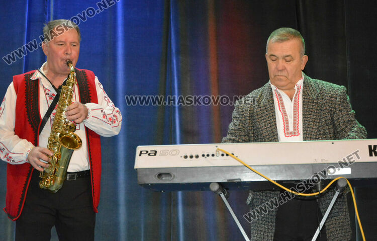 Народни изпълнители веселиха хора с увреждания в Хасково