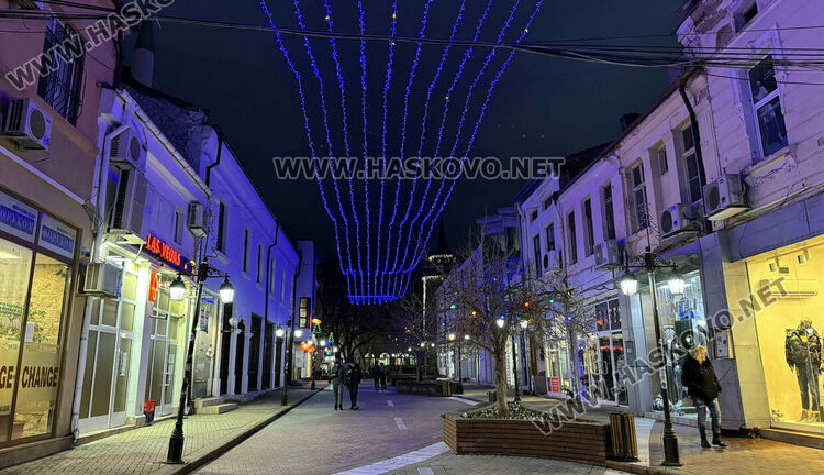 Коледен „Звезден тунел“ и над 130 хиляди лампички озаряват различни обекти в Хасково