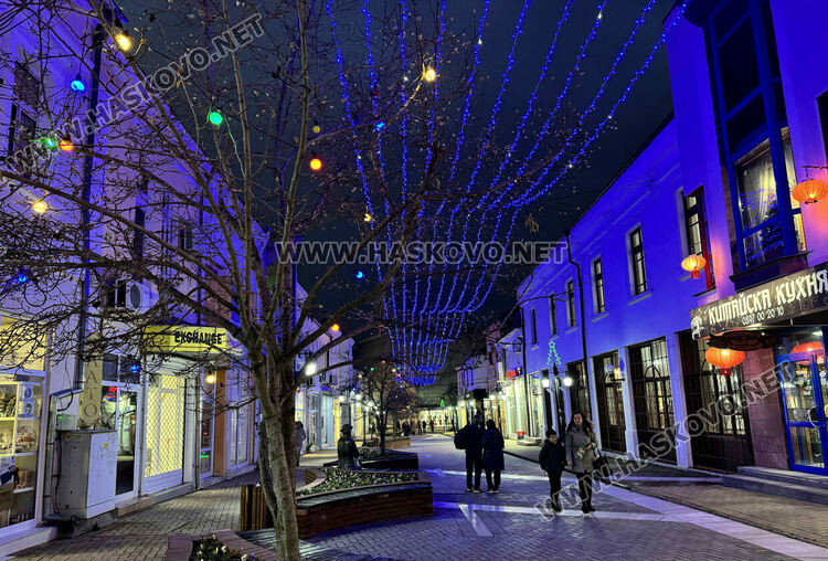 Коледен „Звезден тунел“ и над 130 хиляди лампички озаряват различни обекти в Хасково