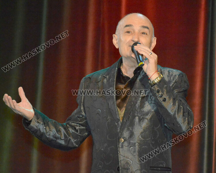 Народни изпълнители веселиха хора с увреждания в Хасково