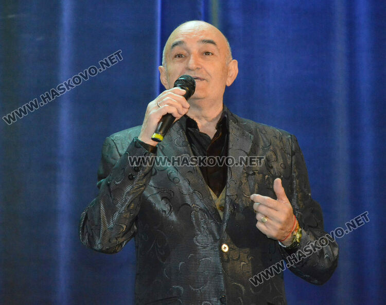 Народни изпълнители веселиха хора с увреждания в Хасково