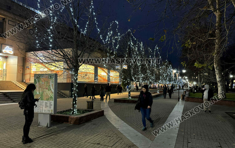 Коледен „Звезден тунел“ и над 130 хиляди лампички озаряват различни обекти в Хасково