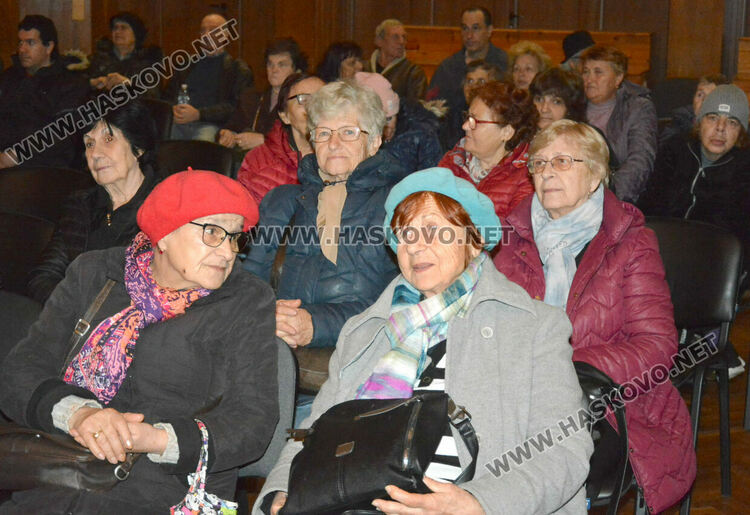 Народни изпълнители веселиха хора с увреждания в Хасково