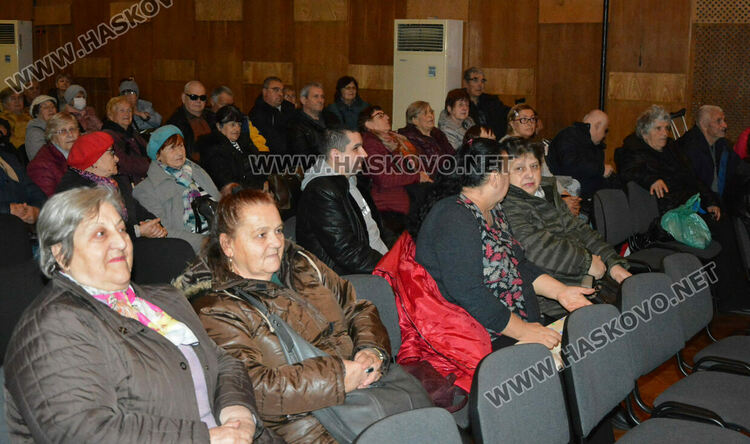 Народни изпълнители веселиха хора с увреждания в Хасково