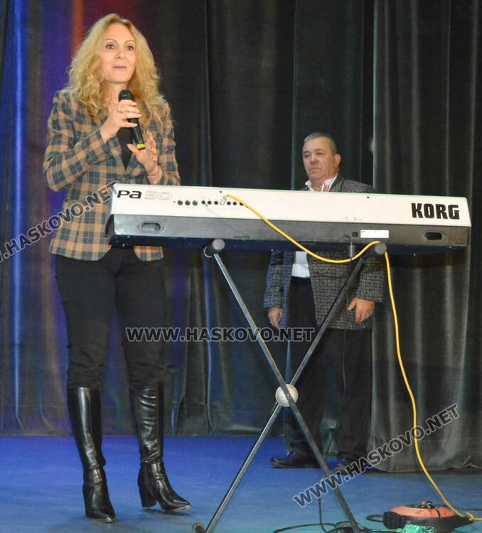 Народни изпълнители веселиха хора с увреждания в Хасково