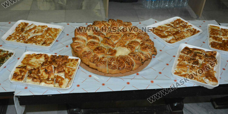 Народни изпълнители веселиха хора с увреждания в Хасково