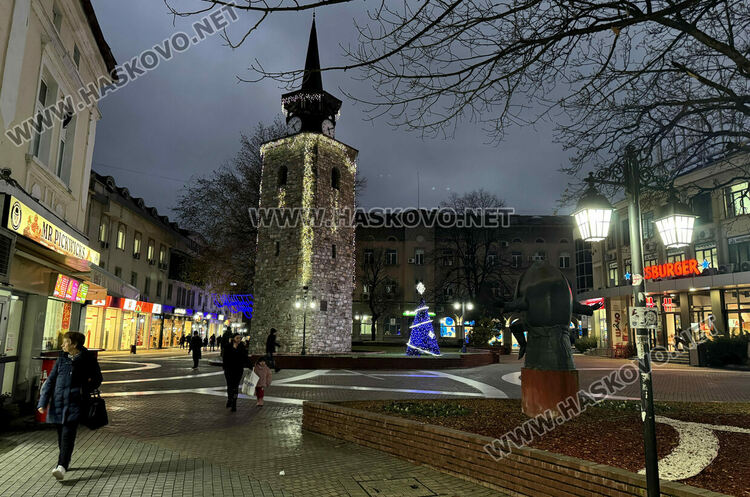 Коледен „Звезден тунел“ и над 130 хиляди лампички озаряват различни обекти в Хасково