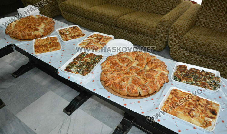 Народни изпълнители веселиха хора с увреждания в Хасково