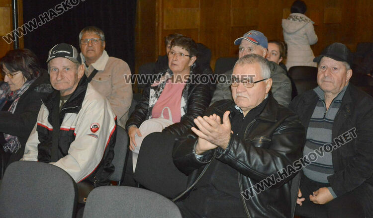 Народни изпълнители веселиха хора с увреждания в Хасково