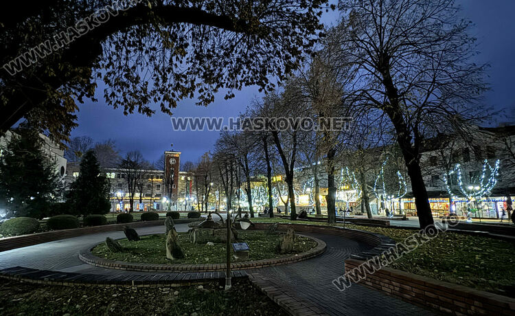 Коледен „Звезден тунел“ и над 130 хиляди лампички озаряват различни обекти в Хасково