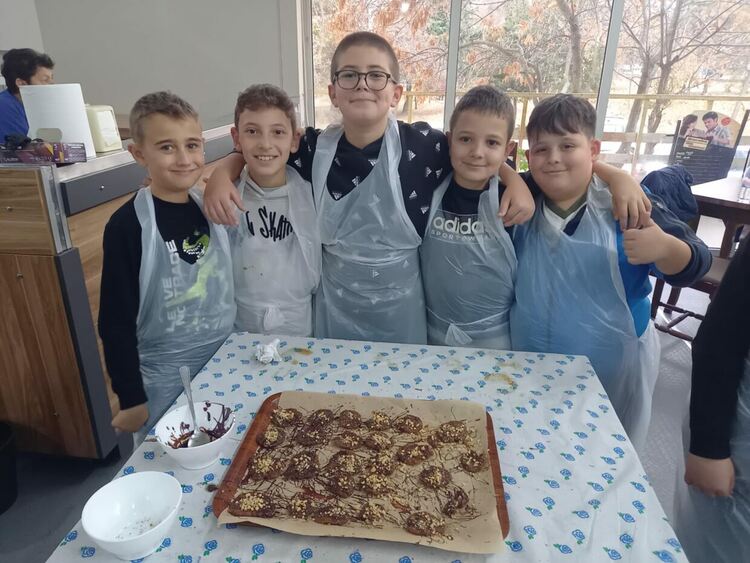 Здравословни печени картофи и фурми приготвят малките славейковци