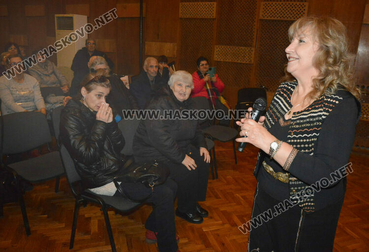 Народни изпълнители веселиха хора с увреждания в Хасково