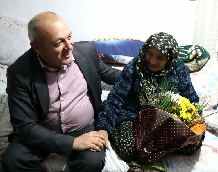 Кметът на Ардино Изет Шабан поздрави баба Емине по случай 100-годишния й юбилей