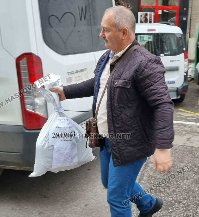 Под охрана транспортират бюлетините от 86 секции в Хасковско за повторно броене