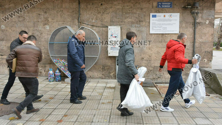 Под охрана транспортират бюлетините от 86 секции в Хасковско за повторно броене