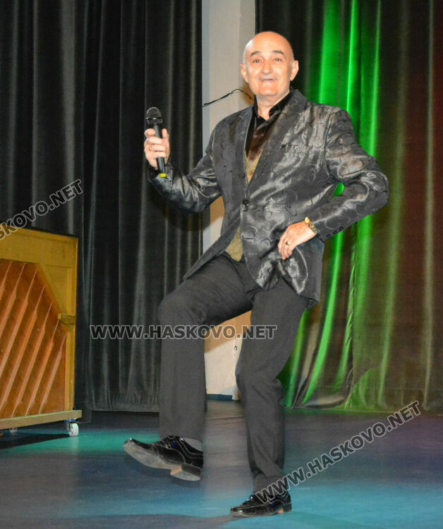 Народни изпълнители веселиха хора с увреждания в Хасково