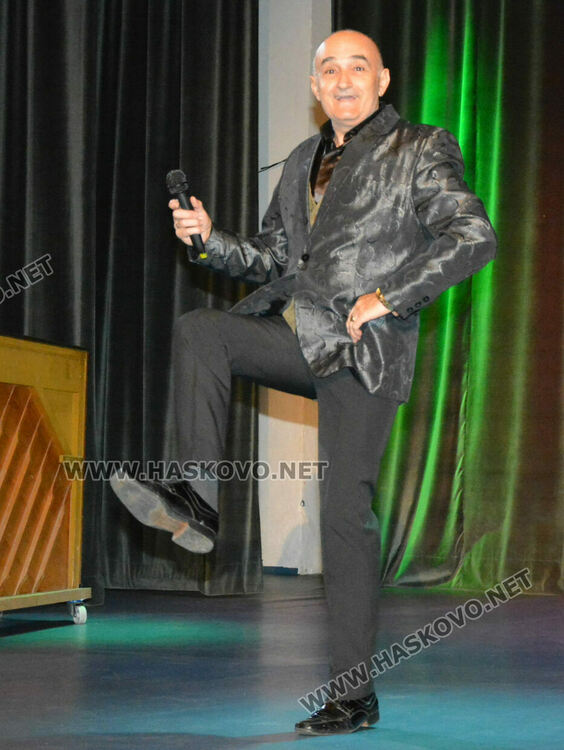 Народни изпълнители веселиха хора с увреждания в Хасково