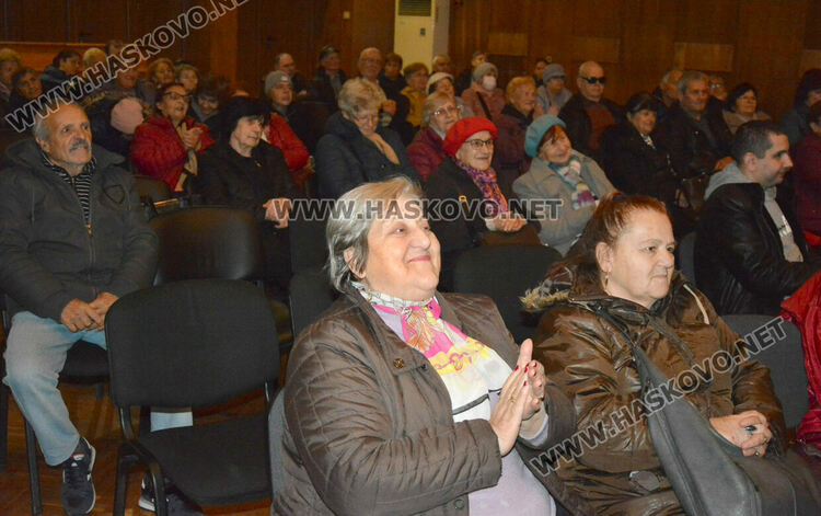 Народни изпълнители веселиха хора с увреждания в Хасково