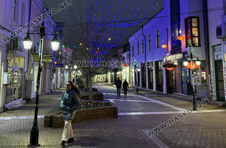 Коледен „Звезден тунел“ и над 130 хиляди лампички озаряват различни обекти в Хасково