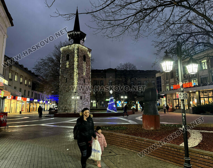 Коледен „Звезден тунел“ и над 130 хиляди лампички озаряват различни обекти в Хасково