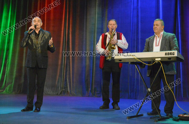 Народни изпълнители веселиха хора с увреждания в Хасково