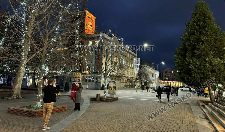 Коледен „Звезден тунел“ и над 130 хиляди лампички озаряват различни обекти в Хасково
