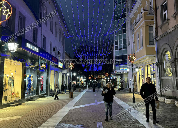 Коледен „Звезден тунел“ и над 130 хиляди лампички озаряват различни обекти в Хасково