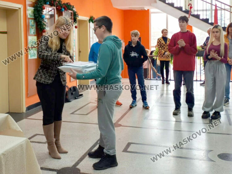 10 медала за ученици на ПМГ-Хасково от математически турнир