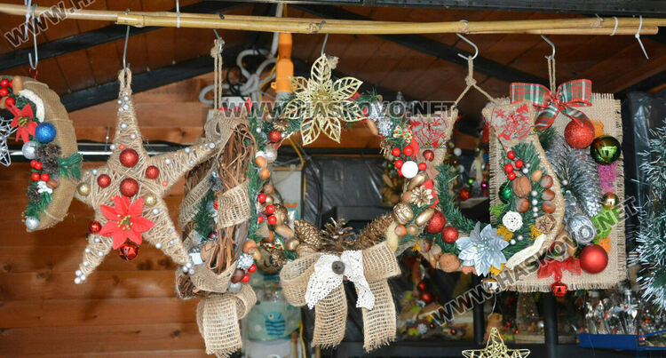 Елхи от мъх, сурвачки и сувенири със сапунени цветя в първия ден от коледния базар в Хасково