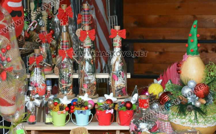 Елхи от мъх, сурвачки и сувенири със сапунени цветя в първия ден от коледния базар в Хасково