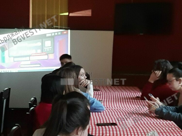 Стартираха изнесените обучения по проект  „Гласът на Кърджали: младежки идеи за гражданска активност“