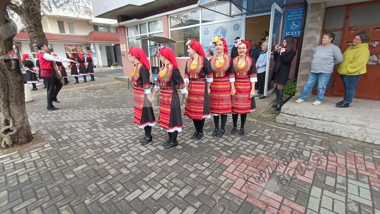 Деца от „Славейков” с програма за Международния ден за хората с увреждания в Кърджали