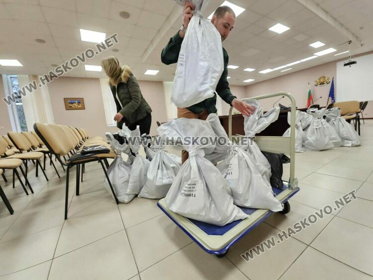 Транспортират бюлетините от 86 секции в Хасковско до София за повторно броене