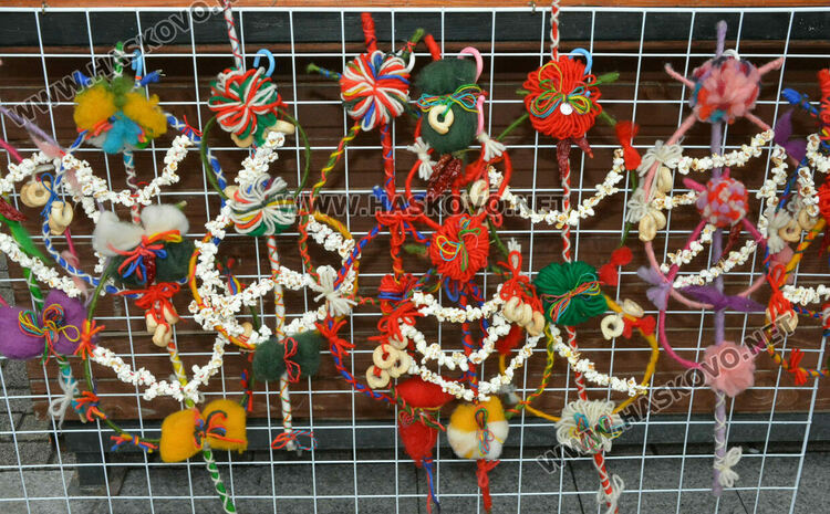 Елхи от мъх, сурвачки и сувенири със сапунени цветя в първия ден от коледния базар в Хасково