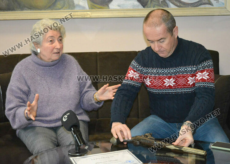 Дариха 200-годишен комитски пищов на музея в Хасково