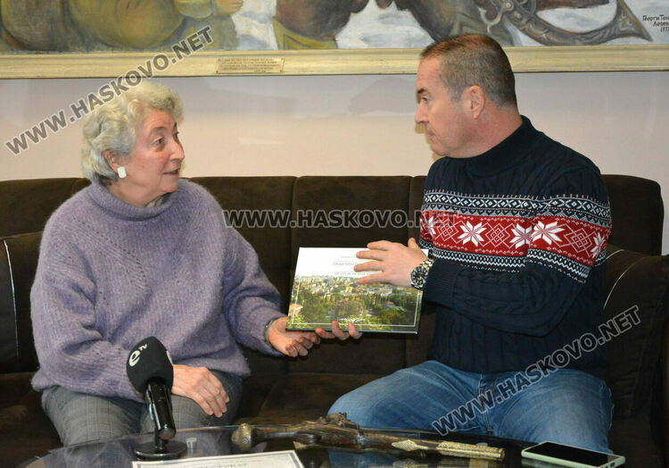 Дариха 200-годишен комитски пищов на музея в Хасково