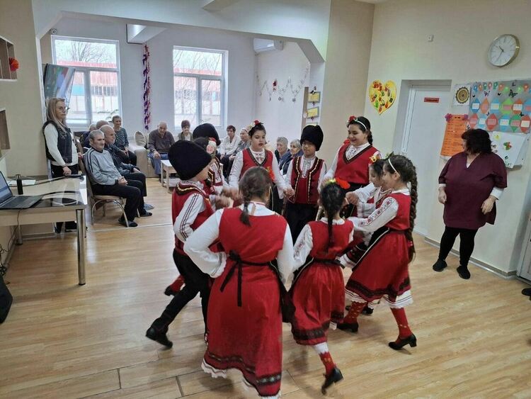 Деца-танцьори зарадваха хората от Дома за възрастни в Първомай