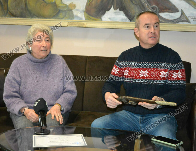 Дариха 200-годишен комитски пищов на музея в Хасково