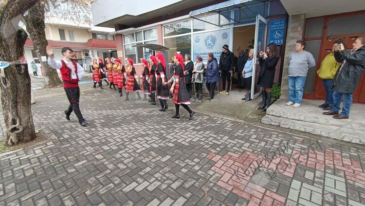 Деца от „Славейков” с програма за Международния ден за хората с увреждания в Кърджали