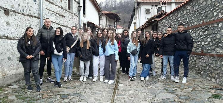 Стартираха изнесените обучения по проект  „Гласът на Кърджали: младежки идеи за гражданска активност“