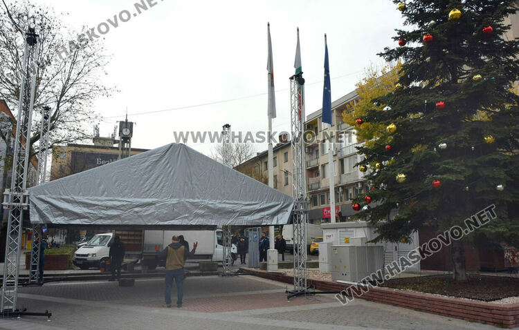 Елхи от мъх, сурвачки и сувенири със сапунени цветя в първия ден от коледния базар в Хасково